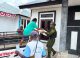 Pos Aroba Satgas Yonif 147/KGJ Kawal Distribusi Beras Pemerintah di Distrik Aroba