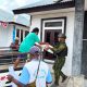 Pos Aroba Satgas Yonif 147/KGJ Kawal Distribusi Beras Pemerintah di Distrik Aroba